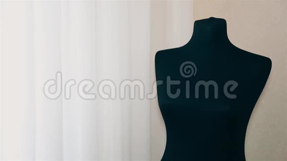 女设计师穿着一件黑色和白色夹克衫的人体模特视频的预览图
