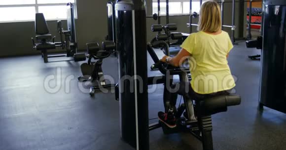4k健身室做背部运动的老年妇女视频的预览图