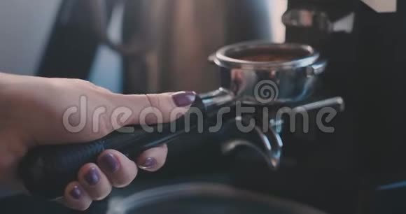 用捣碎的新鲜咖啡做磨碎的咖啡特写镜头从头到尾煮咖啡提供新鲜的地面咖啡视频的预览图