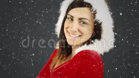 带着雪花的视频构图在圣诞老人西装革履的微笑女孩身上视频的预览图