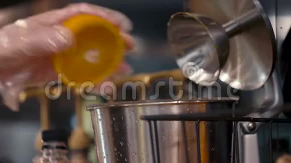 人在厨房或咖啡厅使用榨汁机和制作鲜橙果汁视频的预览图