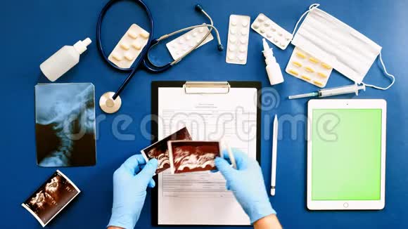 医生的桌子蓝色背景的俯视图医学概念视频的预览图