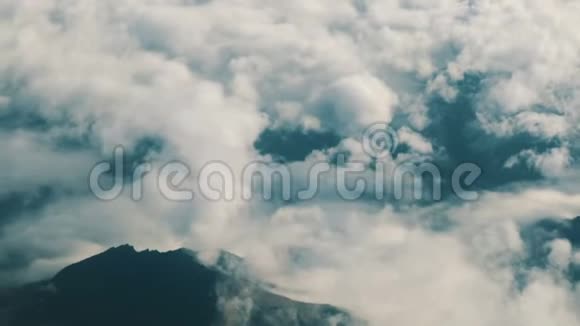 从一架飞机飞过山脉和云层的窗口观看视频的预览图