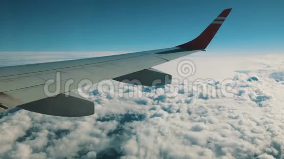 飞机飞行一架在天空晴朗的云上飞行的飞机视频的预览图