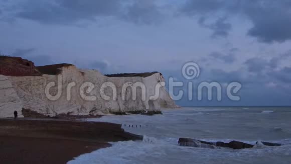 七姐妹悬崖和海上舞动的波浪的景观景观视频的预览图