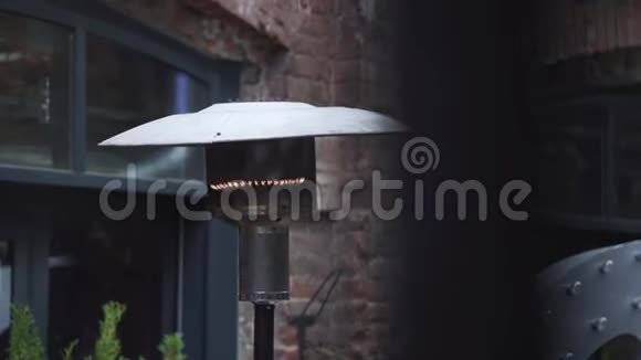 现代金属街灯带有气体火焰闪烁的特写镜头视频的预览图