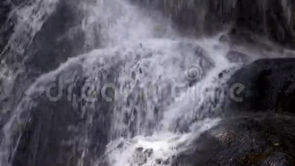 瀑布岩石上的瀑布特写视频的预览图