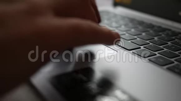 手指在笔记本电脑上操作鼠标垫视频的预览图