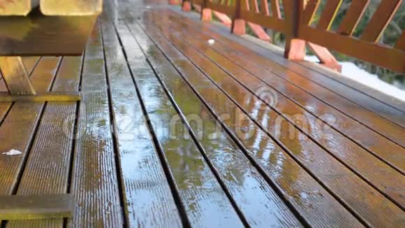 雨后水滴滴落在潮湿的木地板上视频的预览图