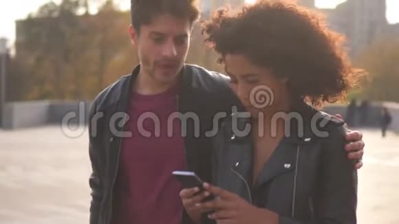 两个人在户外玩手机视频的预览图