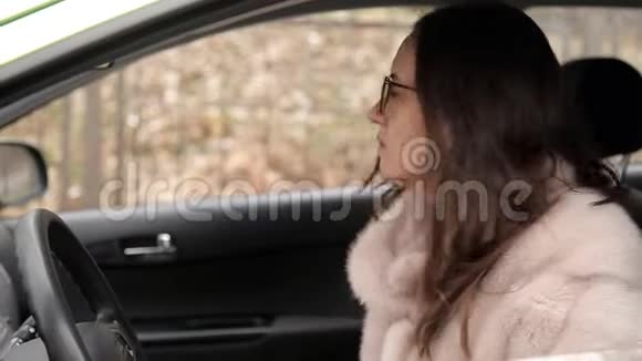 一位私人侦探坐在车里向她介绍了她丈夫的调查情况视频的预览图
