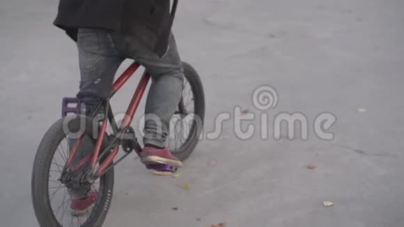 户外的BMX骑手视频的预览图