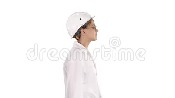 科学家物理学家穿着实验室外套戴着白色背景的硬帽子视频的预览图
