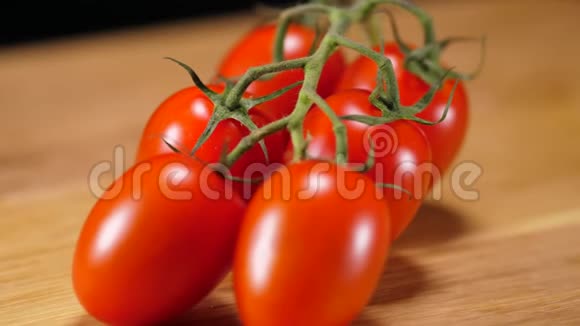 桌子上的红色西红柿视频的预览图