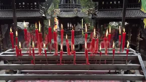 在道教寺庙里燃烧的红烛视频的预览图