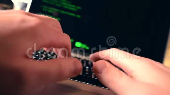 工作的黑客服务器黑客使用笔记本电脑视频的预览图