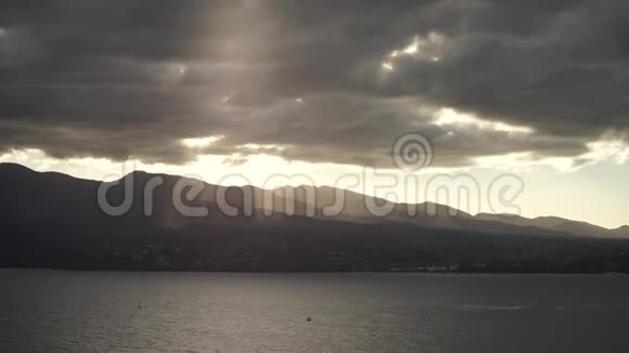 夕阳西下美丽的光芒笼罩着群山和大海视频的预览图