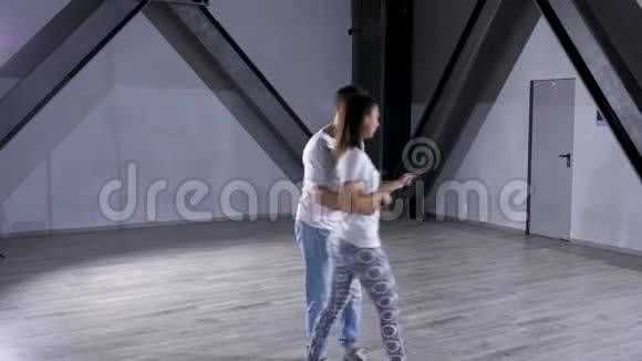 两个职业舞者在一起狂欢视频的预览图