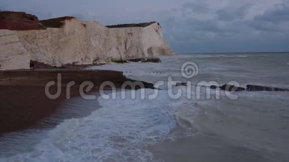 七姐妹悬崖和海上舞动的波浪的景观景观视频的预览图