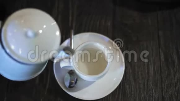 特写镜头晚上在咖啡厅喝姜茶视频的预览图