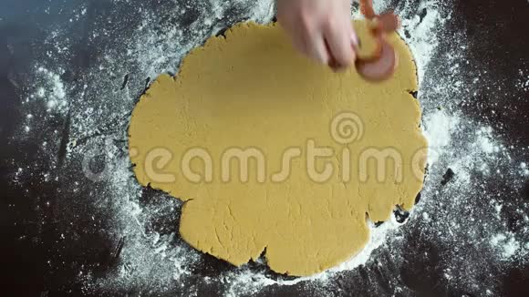 女人手切姜饼男人饼干生面团使用刀面视图视频的预览图
