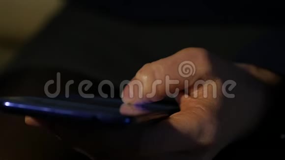 特写女人她的手指在智能手机的触摸屏上妇女使用手机进行在线商业标记慢慢慢慢视频的预览图