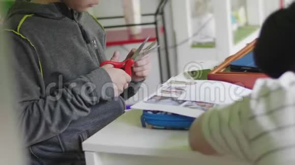亚洲小男孩在家里剪剪刀纸视频的预览图