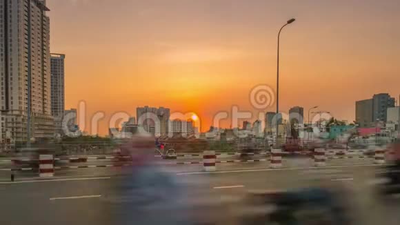 日落时分胡志明市的交通景观视频的预览图