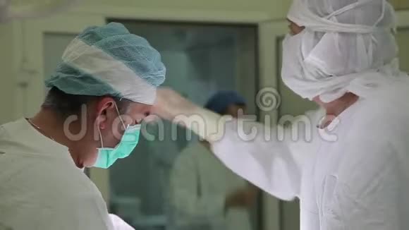 特写镜头外科医生在手术中直接照明视频的预览图