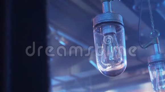 两盏灯的视图长灯泡安装在天花板与玻璃板视频的预览图