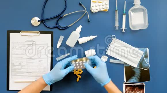 医生的桌子蓝色背景的俯视图医学概念视频的预览图