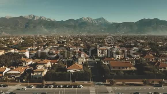 鸟瞰FortdeiMarmi吸引意大利上流社会的主要目的地之一意大利视频的预览图