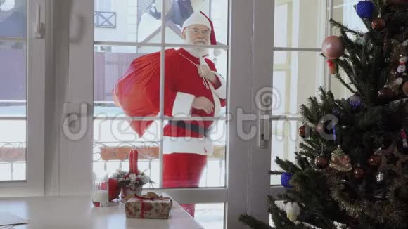 圣诞老人说再见到别的房子去视频的预览图
