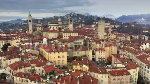 意大利贝加莫古城鸟瞰图视频的预览图