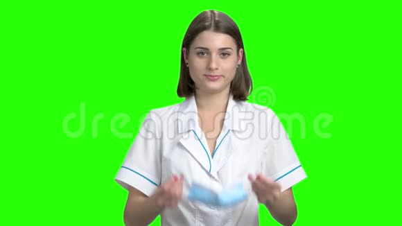 戴着医用防护面具的年轻女医生视频的预览图