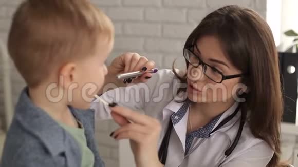 医生给小孩检查喉咙和嘴巴视频的预览图