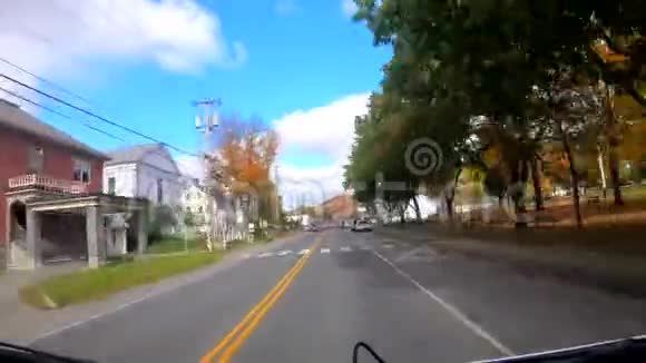 TimeLapse10X在佛蒙特州秋季在树下行驶穿过色彩鲜艳的小镇视频的预览图