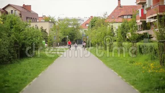 快乐家庭成员一起外出度过时光他们骑自行车很有趣视频的预览图