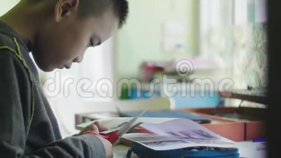 亚洲小男孩在家里剪剪刀纸视频的预览图
