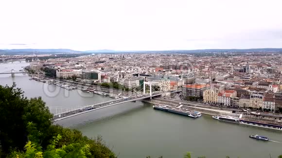 高空俯瞰布达佩斯天际线和伊丽莎白桥视频的预览图