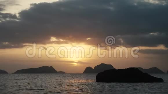 海水和小岛屿的日落视频的预览图