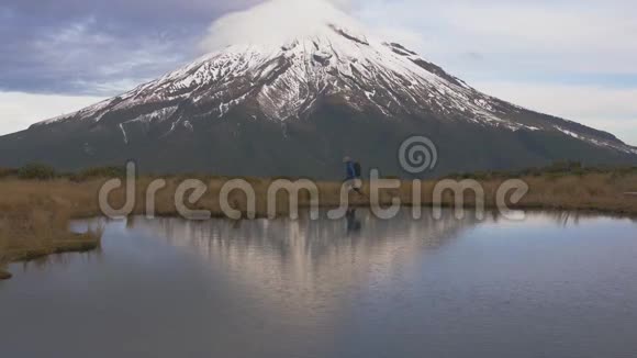 慢动作旅行者在新西兰北岛的塔拉纳基火山和视频的预览图