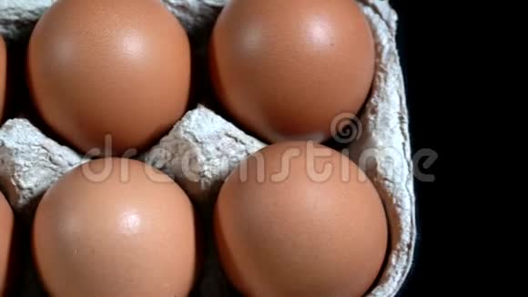 鸡蛋盒里的鸡蛋从左到右从上往下滑视频的预览图