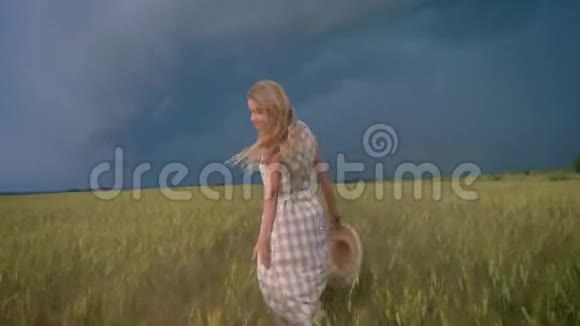 年轻漂亮受启发的女孩在雨天奔跑在田野里自由的概念视频的预览图