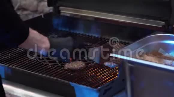 男性炊具手从烤盘中取出带有铲子的汉堡馅饼视频的预览图