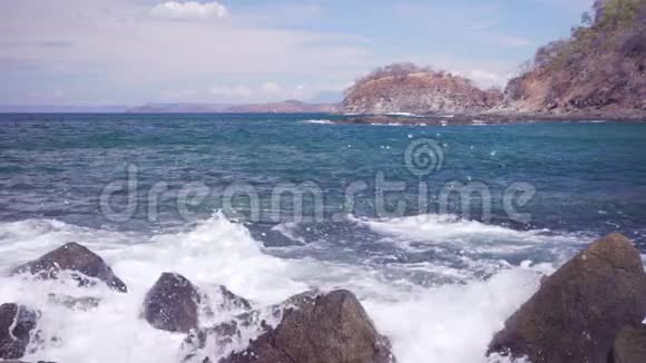 波浪缓慢地撞击海岸线上的岩石视频的预览图