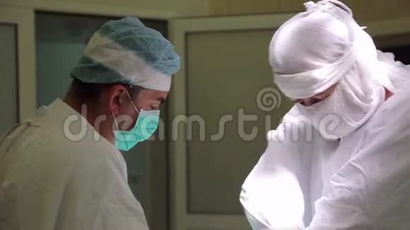 两名外科医生使用最新的外科医疗器械进行肿瘤手术视频的预览图