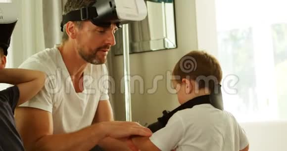 4k沙发上使用虚拟现实耳机的父亲和孩子视频的预览图