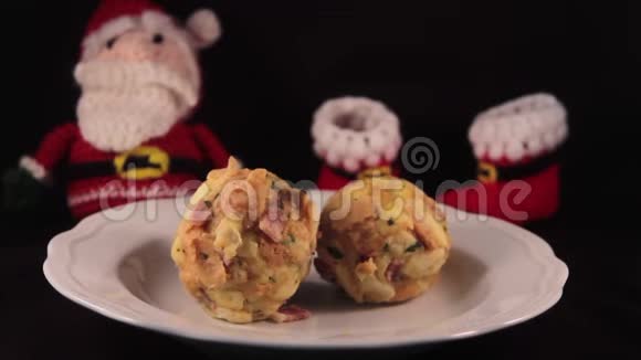 两个漂亮的灯笼在肉汤和圣诞老人在背景视频的预览图