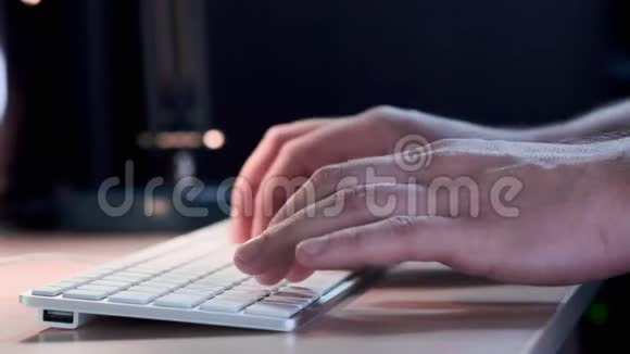 人手与智能手表关闭类型在桌面键盘在工作空间年轻的商人很乐意工作视频的预览图